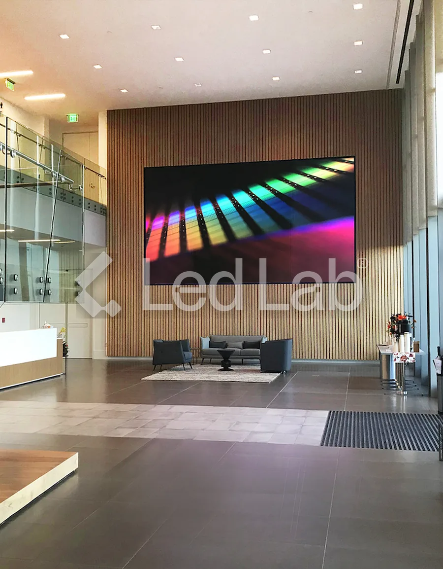 Pantalla LED en el lobby de un edificio corporativo