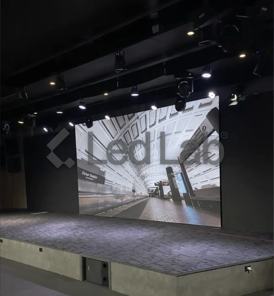 Auditorio: 21.5 m² de pantalla al ras de la pared