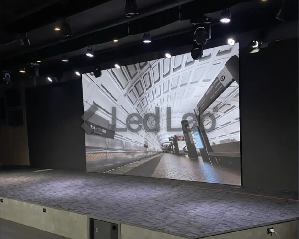 Auditorio: 21.5 m² de pantalla al ras de la pared