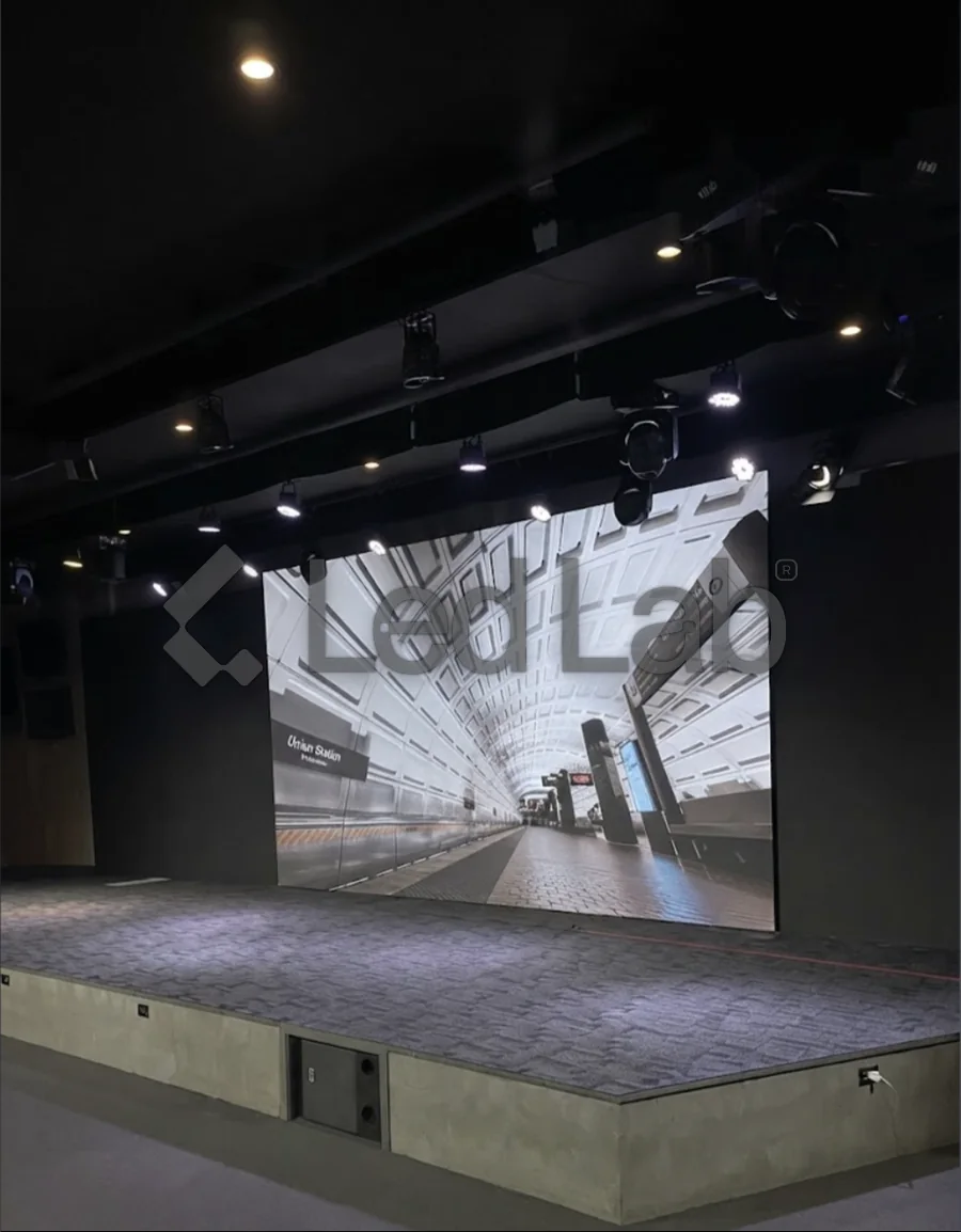 Pantalla LED de 21.5 m² al ras de la pared en un auditorio de Antigua Guatemala