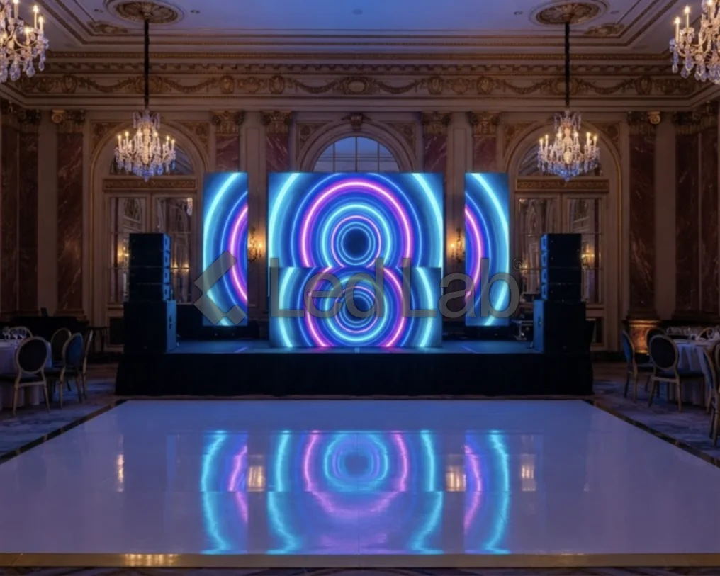 Salón de eventos: Pantalla central y dos verticales